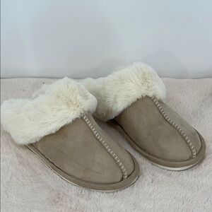 L-285, SIZE 8.5-9 Cozy Tan Fur-Lined Women's Slippers
